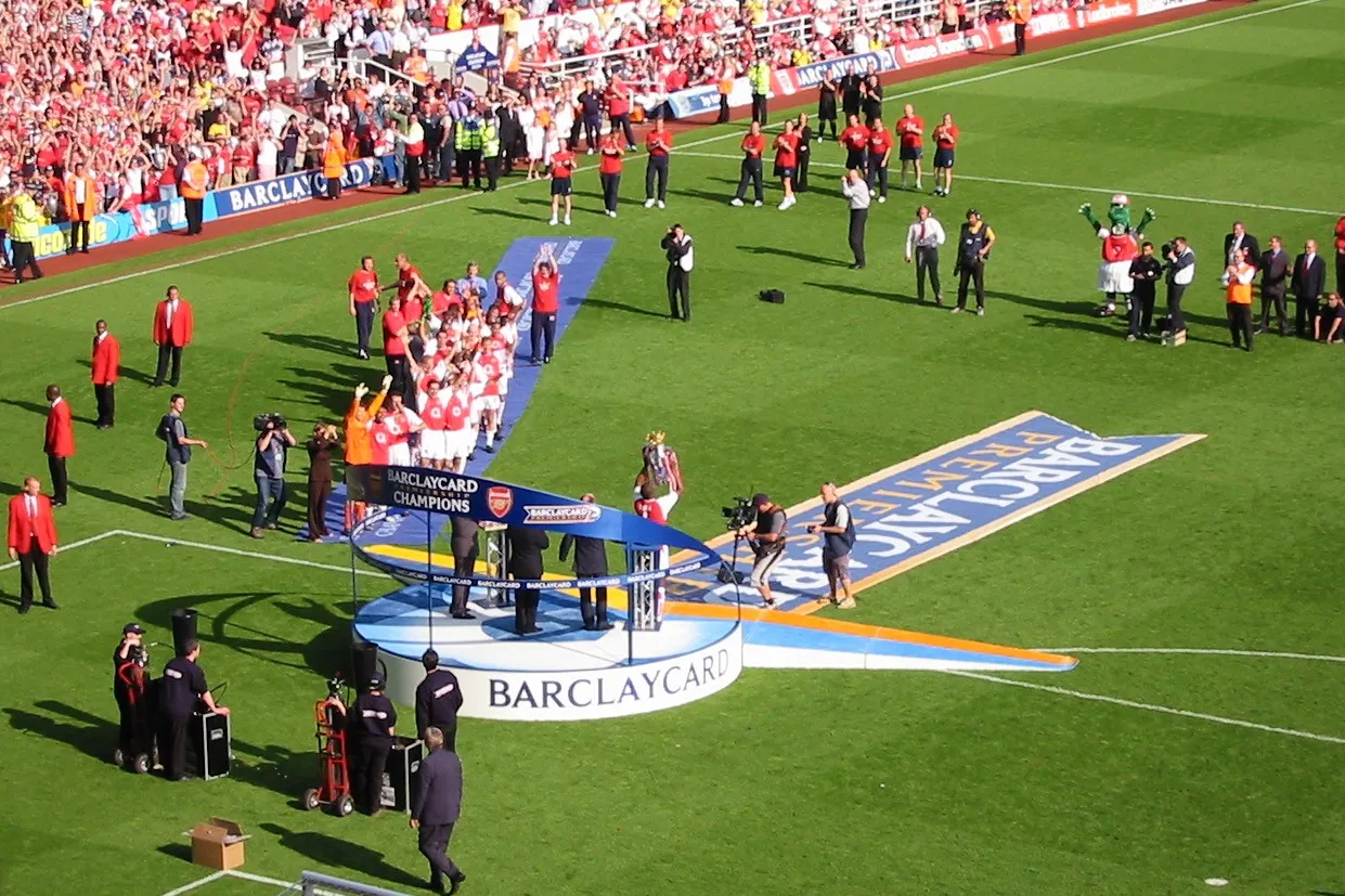 El capitán Patrick Vieira presenta el trofeo de la Premier League en Highbury tras el 2-1 al Leicester City, el día en que el Arsenal completó la temporada sin derrotas (15 de mayo de 2004).